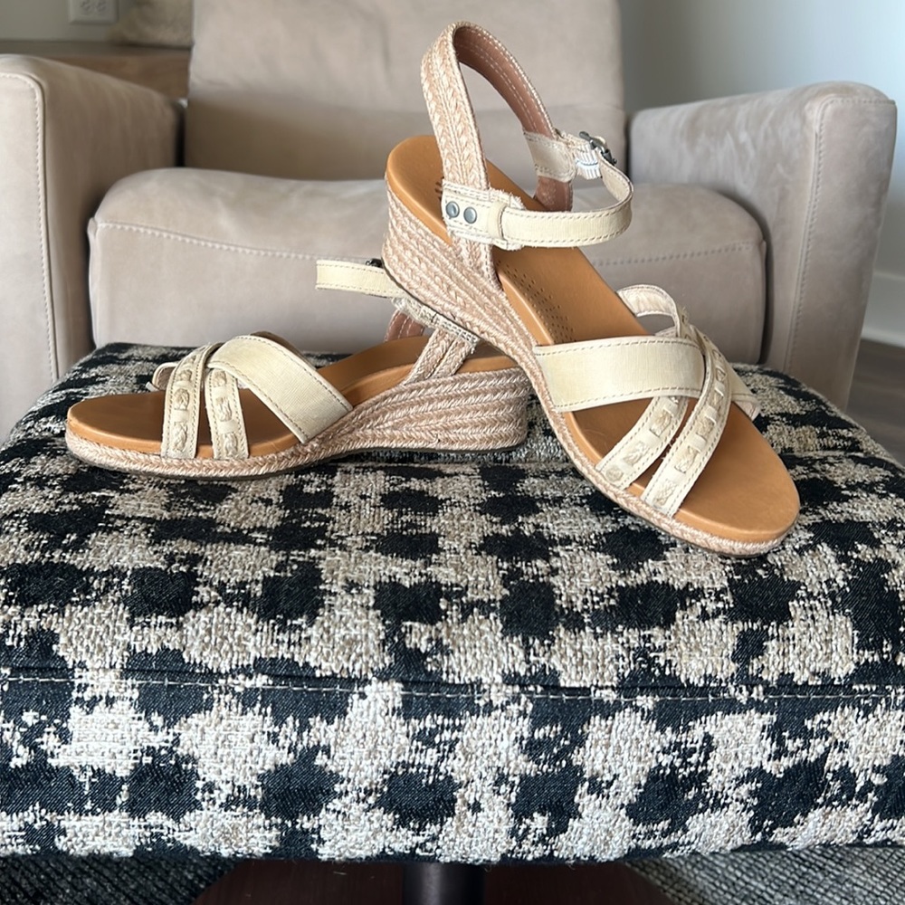 Ugg Mairi Tan Wedge Sandal